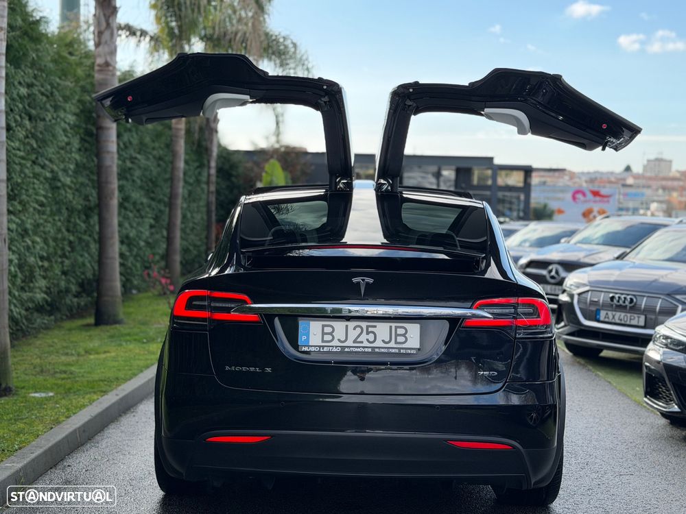 Tesla Model X - 11