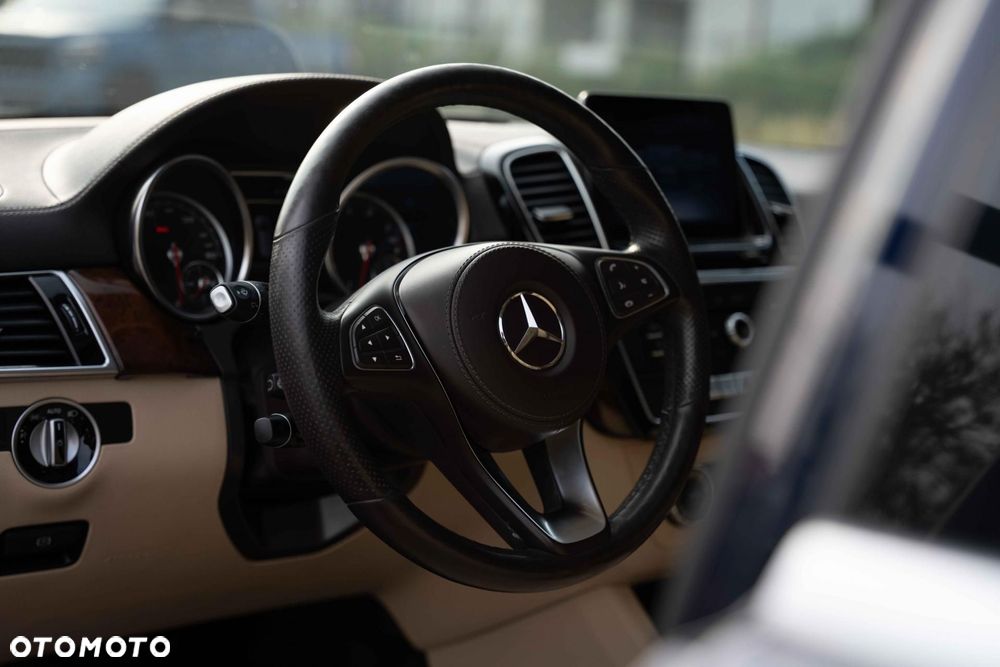 Mercedes-Benz GLS - 11