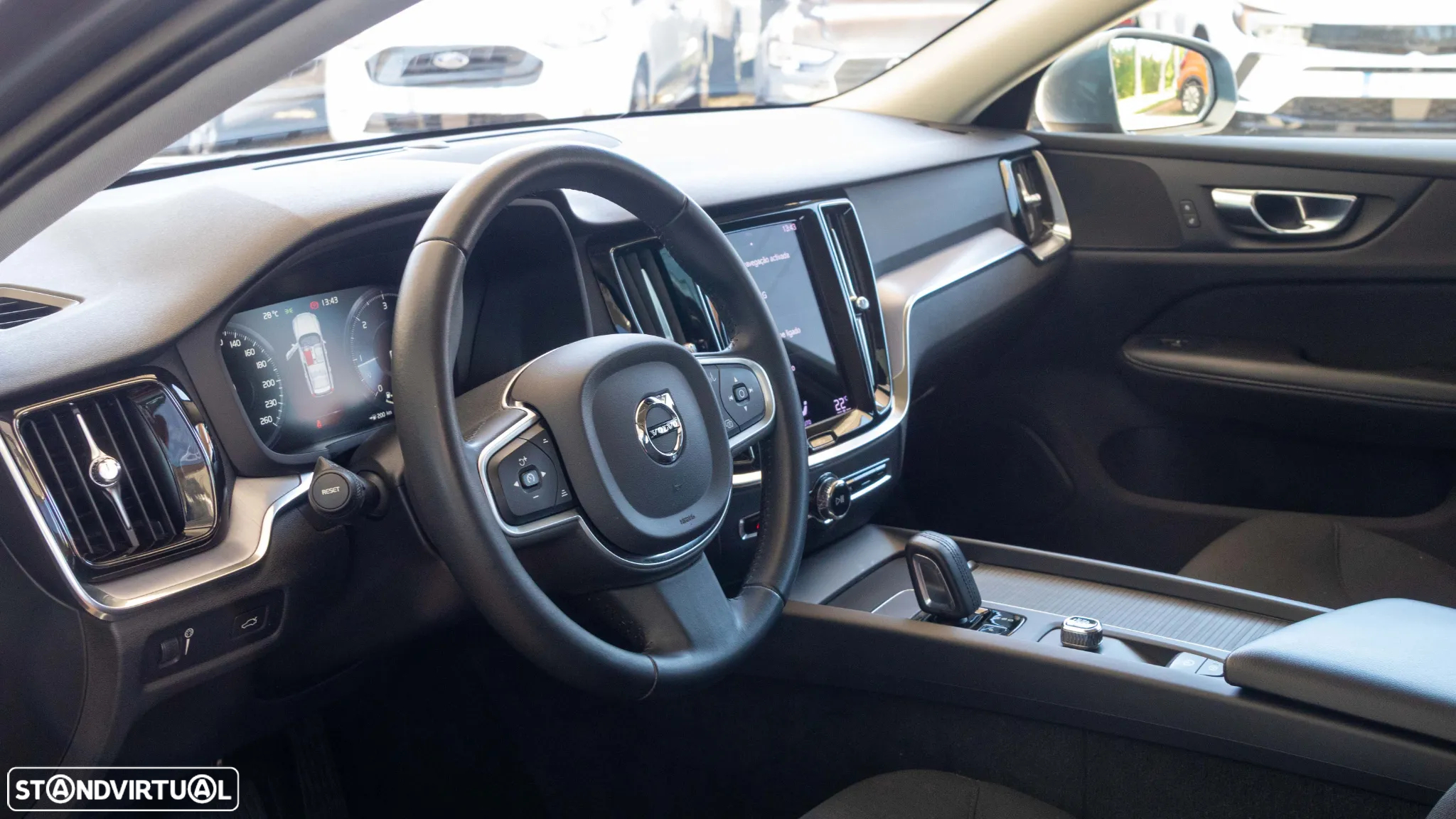 Volvo V60 2.0 B4 Momentum Core Geartronic - 4