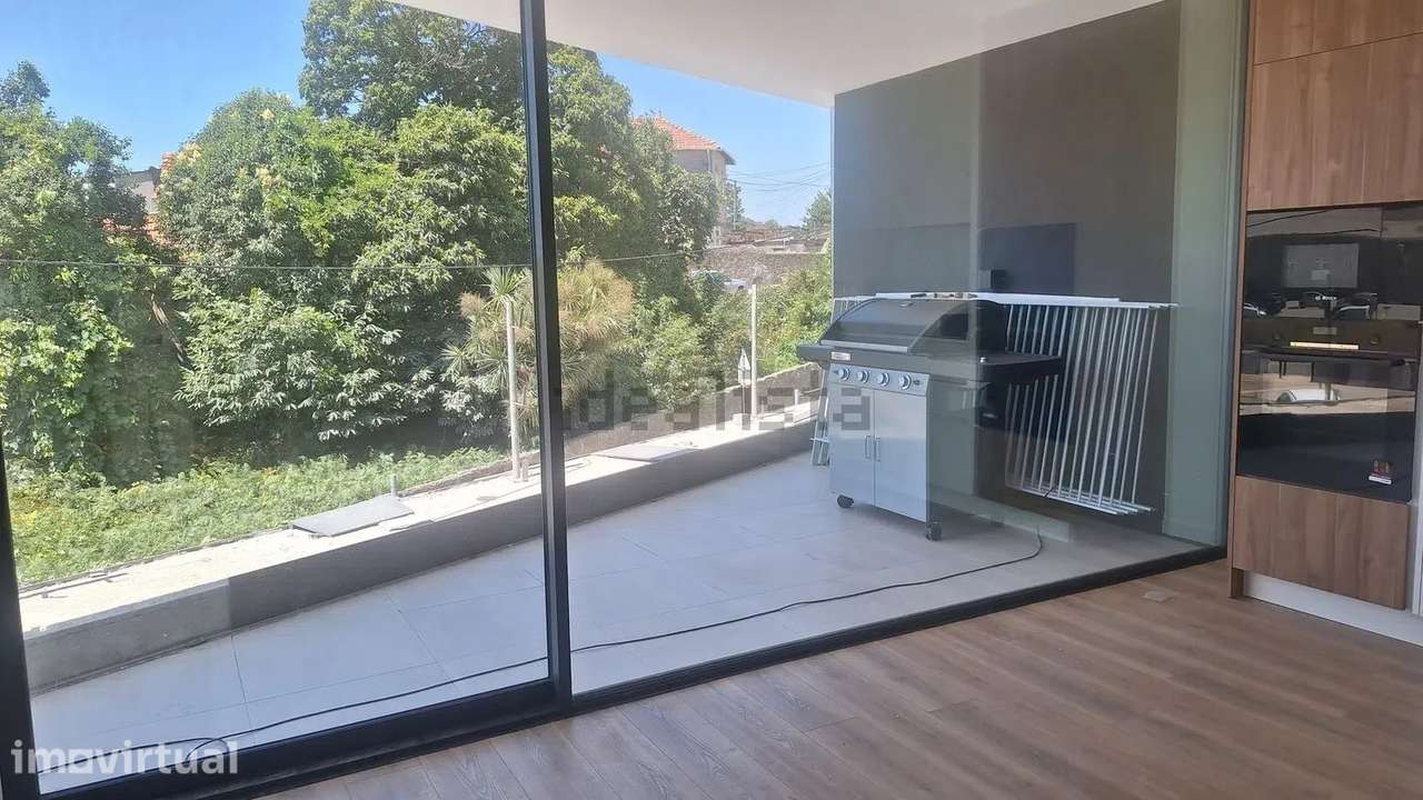 Aparatamento T2 novo c/lugar de garagem em Santa Marinha