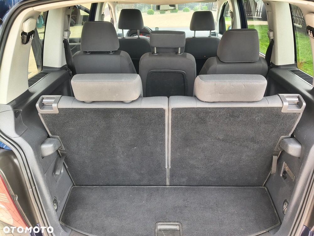 Volkswagen Touran - 12