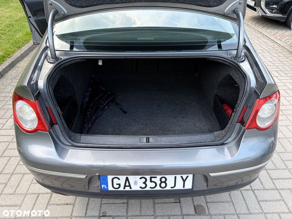 Volkswagen Passat 1.6 FSI Trendline - 6