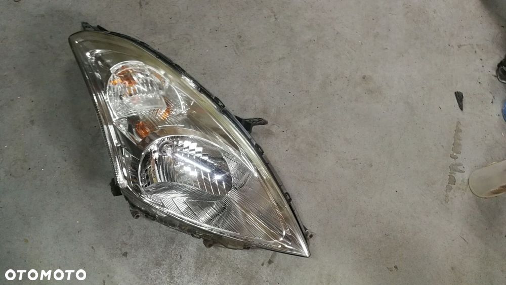 Lampa prawa przód przednia Suzuki Swift MK7 10-16