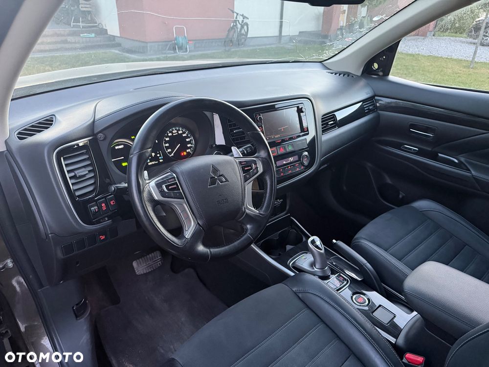 Mitsubishi Outlander Instyle NAVI + - 32