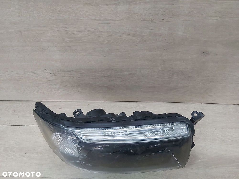Subaru Forester II SG 2,0 lampa prawy przód - 1