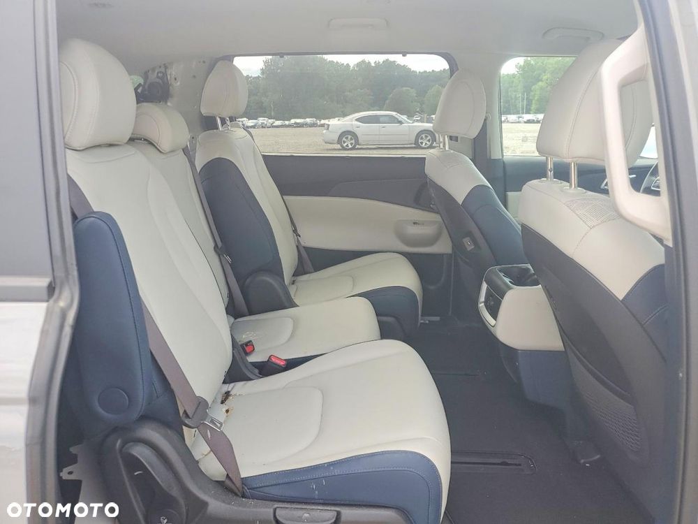 Kia Carnival - 11