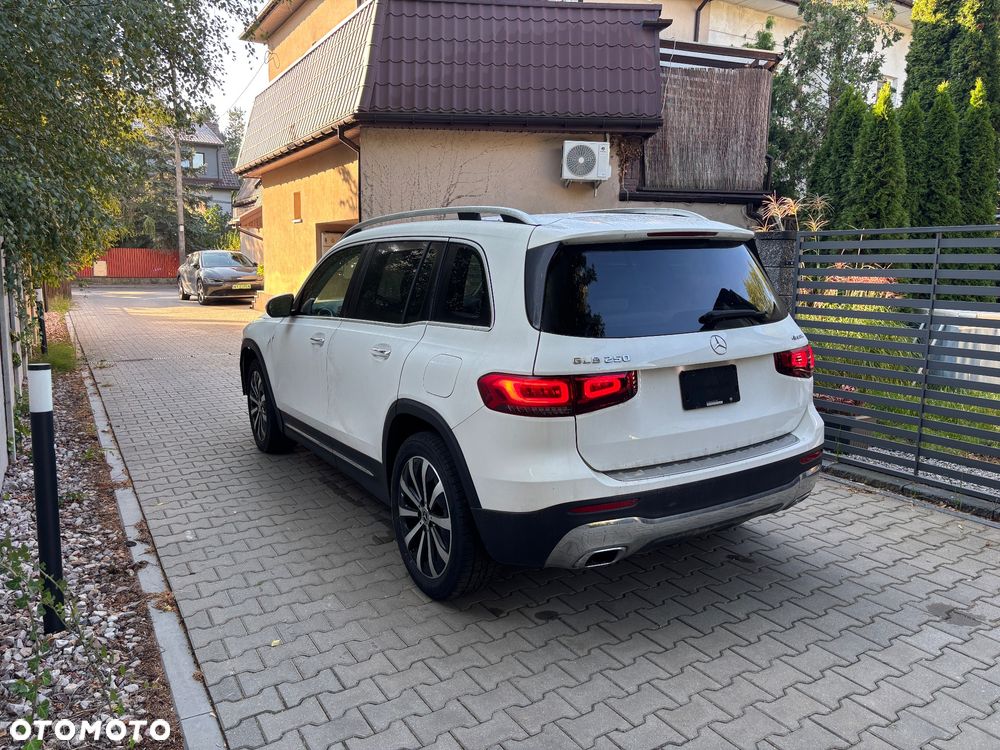 Mercedes-Benz GLB - 16