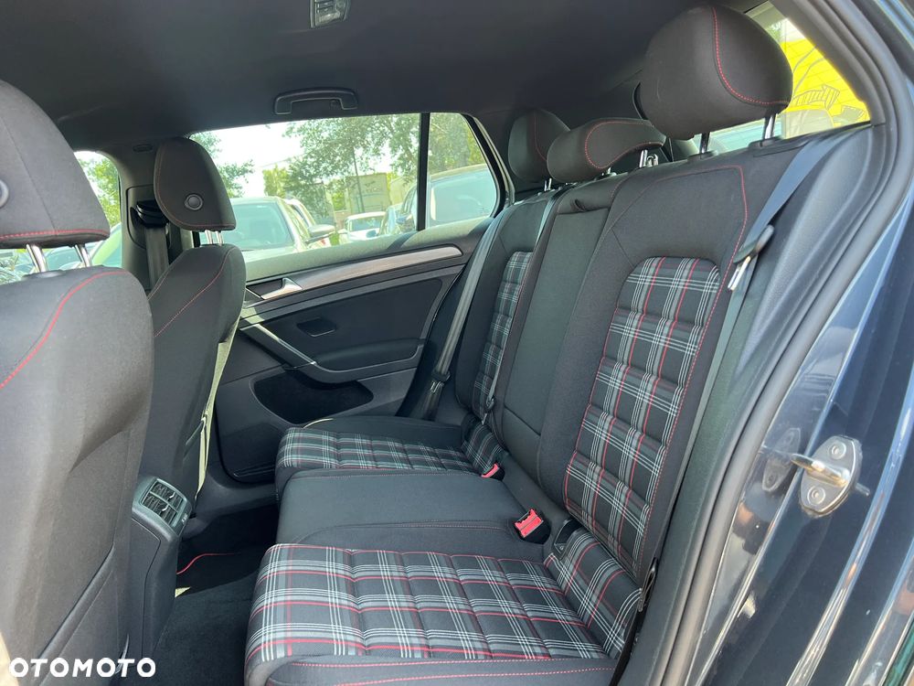 Volkswagen Golf - 23