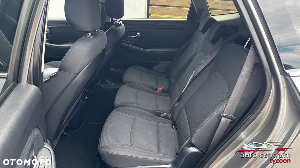 Kia Carens - 26