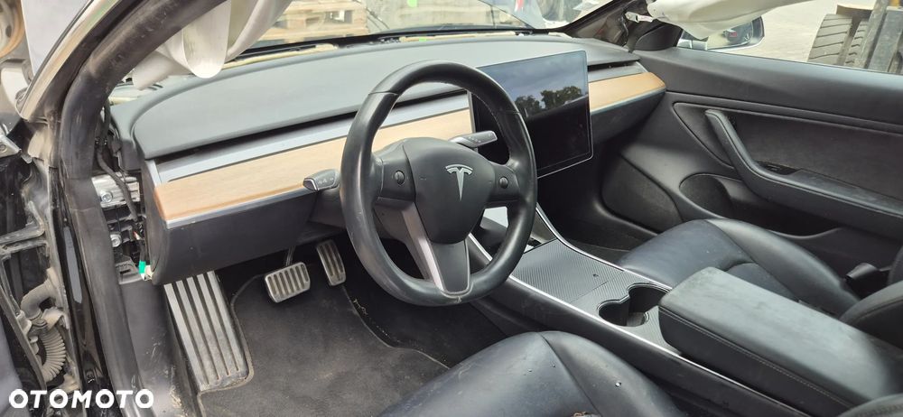 Tesla Model 3 - 24