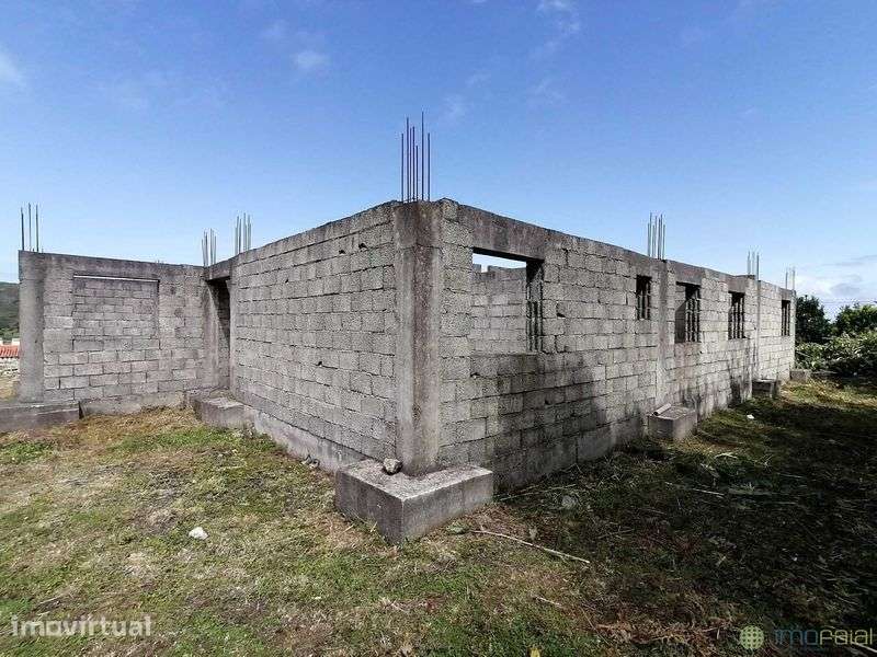 Terreno urbano + moradia iniciada na ilha do Faial - Grande imagem: 5/7