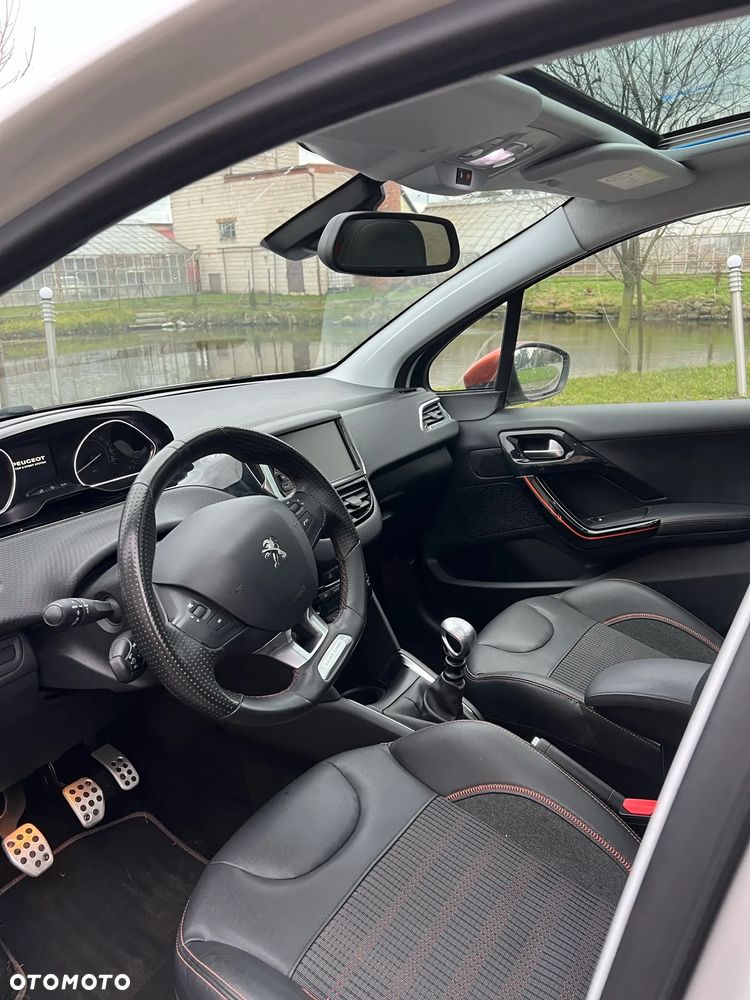 Peugeot 208 - 8