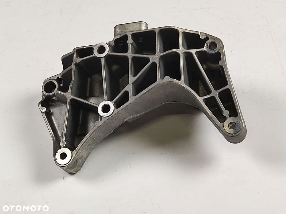 VOLVO XC40 2.0T T4 17-21r Łapa Mocowanie Alternatora - 10
