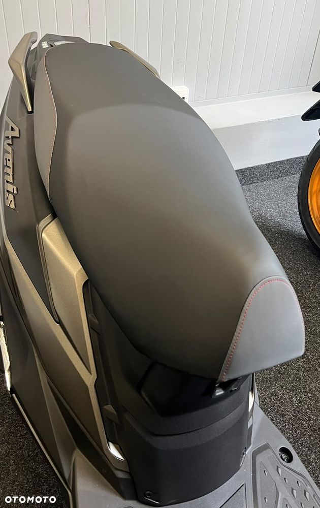 Suzuki Avenis - 11