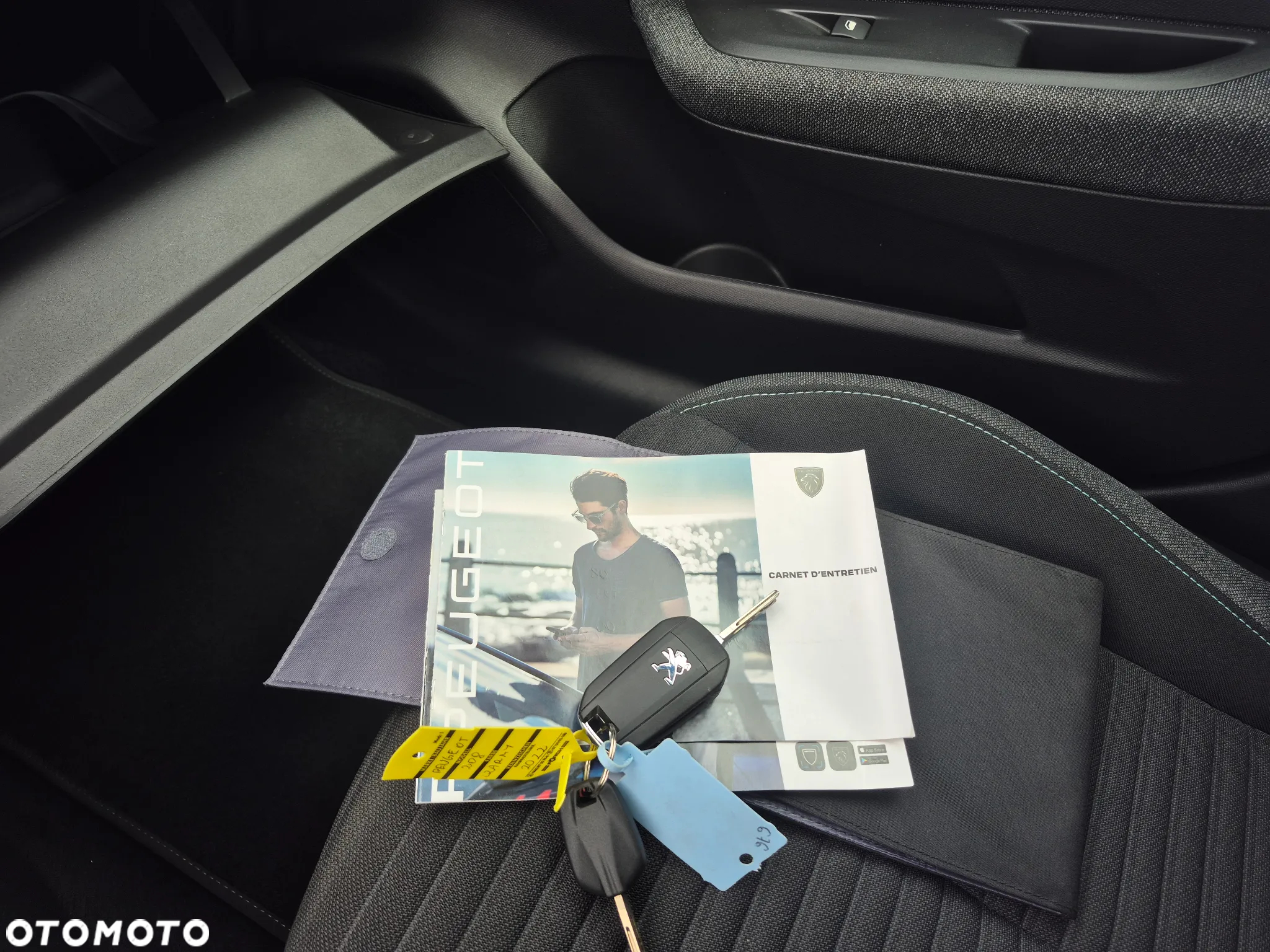 Peugeot 208 PureTech 100 EAT8 Allure - 17
