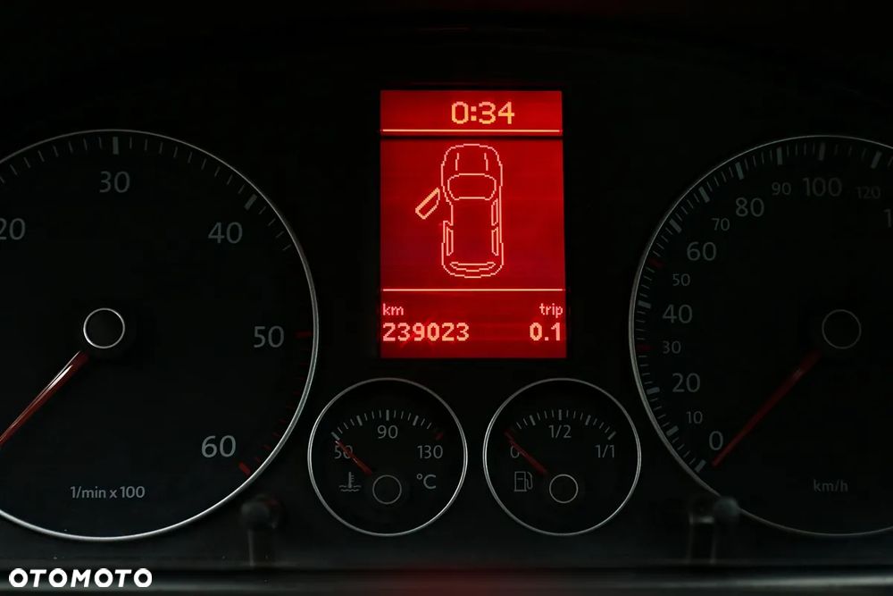 Volkswagen Touran - 28