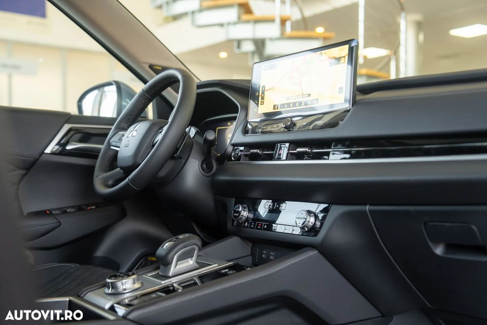 Mitsubishi Outlander 2.4 L 4X4 PHEV Instyle - 17