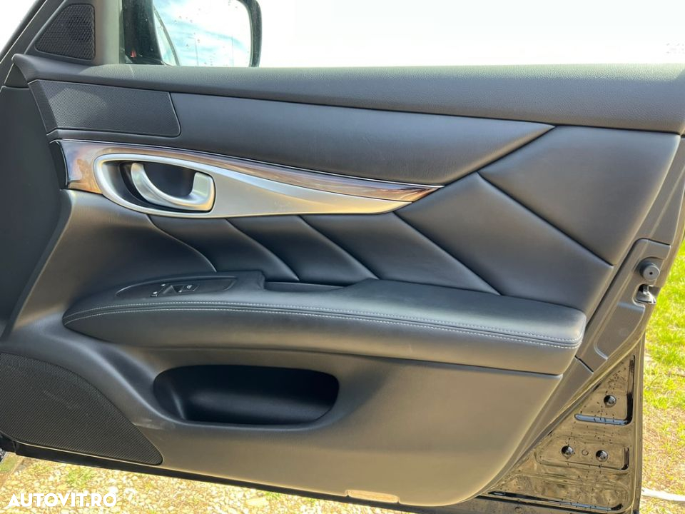 Infiniti M35 - 5