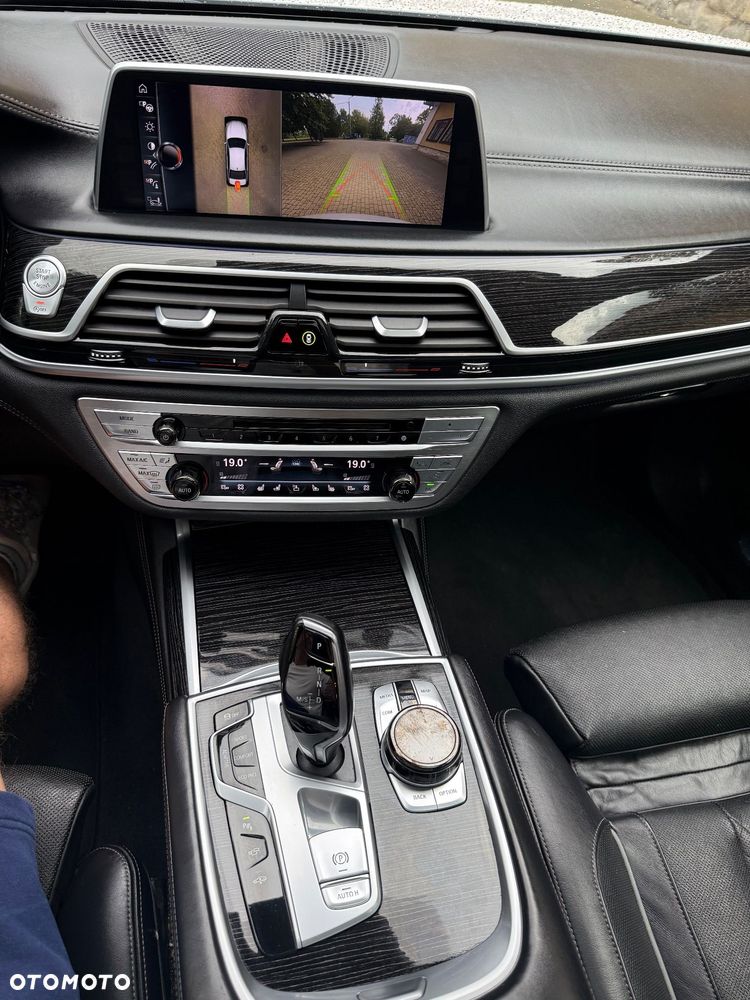 BMW Seria 7 750Li xDrive - 33