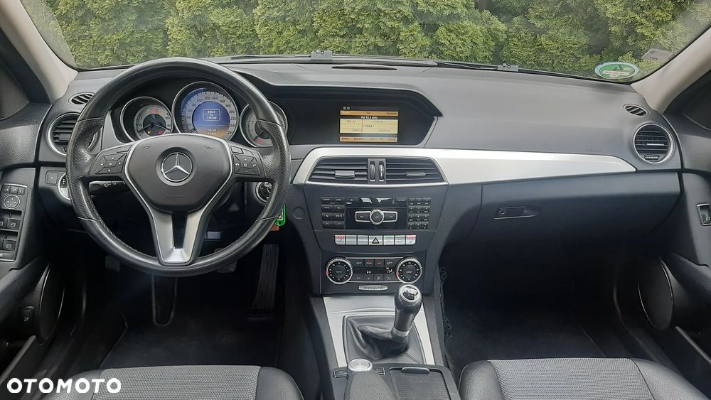Mercedes-Benz Klasa C 180 CGI BlueEFFICIENCY Avantgarde - 21