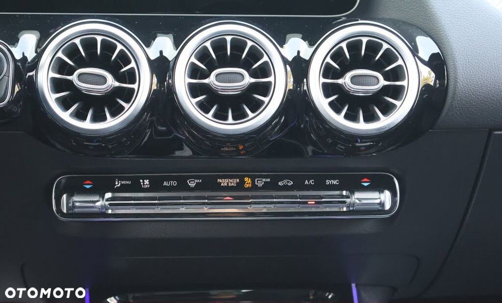Mercedes-Benz GLA - 13