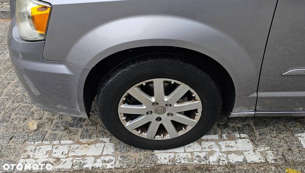 Chrysler Town & Country - 10