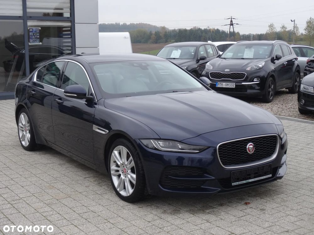 Jaguar XE 2.0 D180 R-Dynamic SE - 1