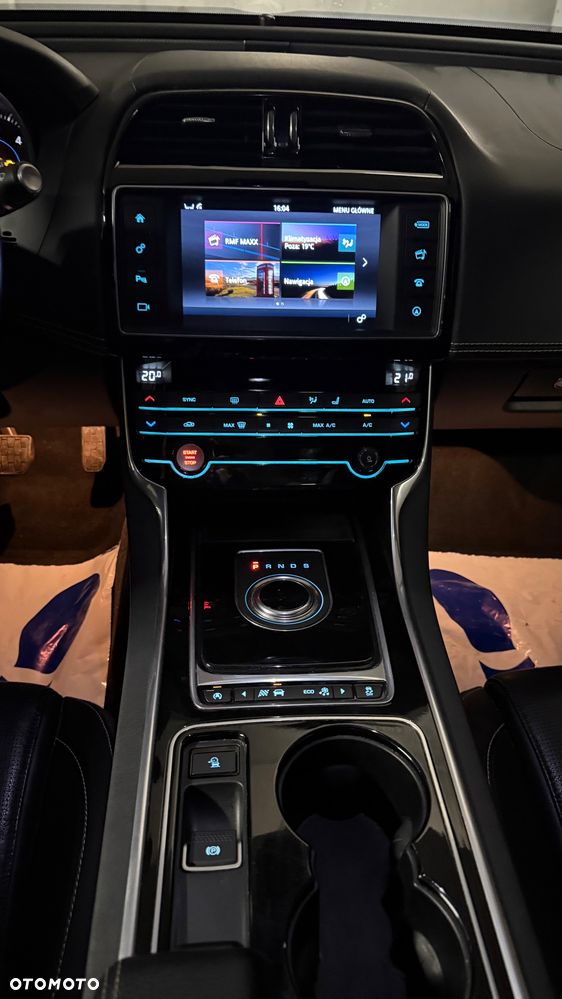 Jaguar XE 2.0 D R-Sport - 16