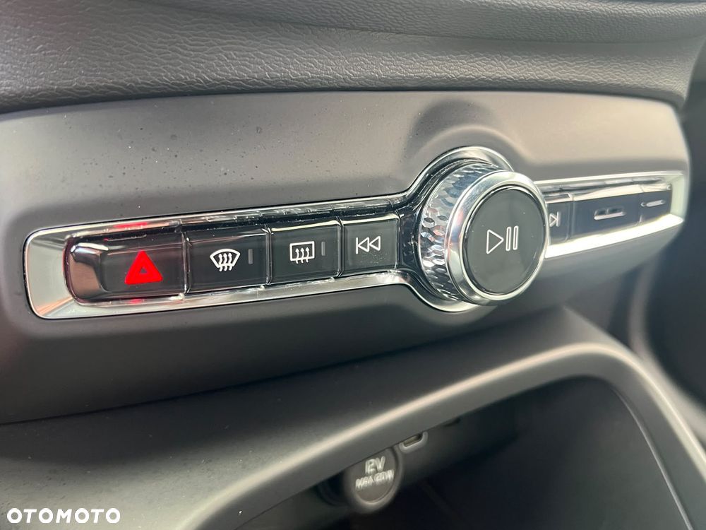 Volvo XC 40 B4 AWD Ultimate Dark - 25