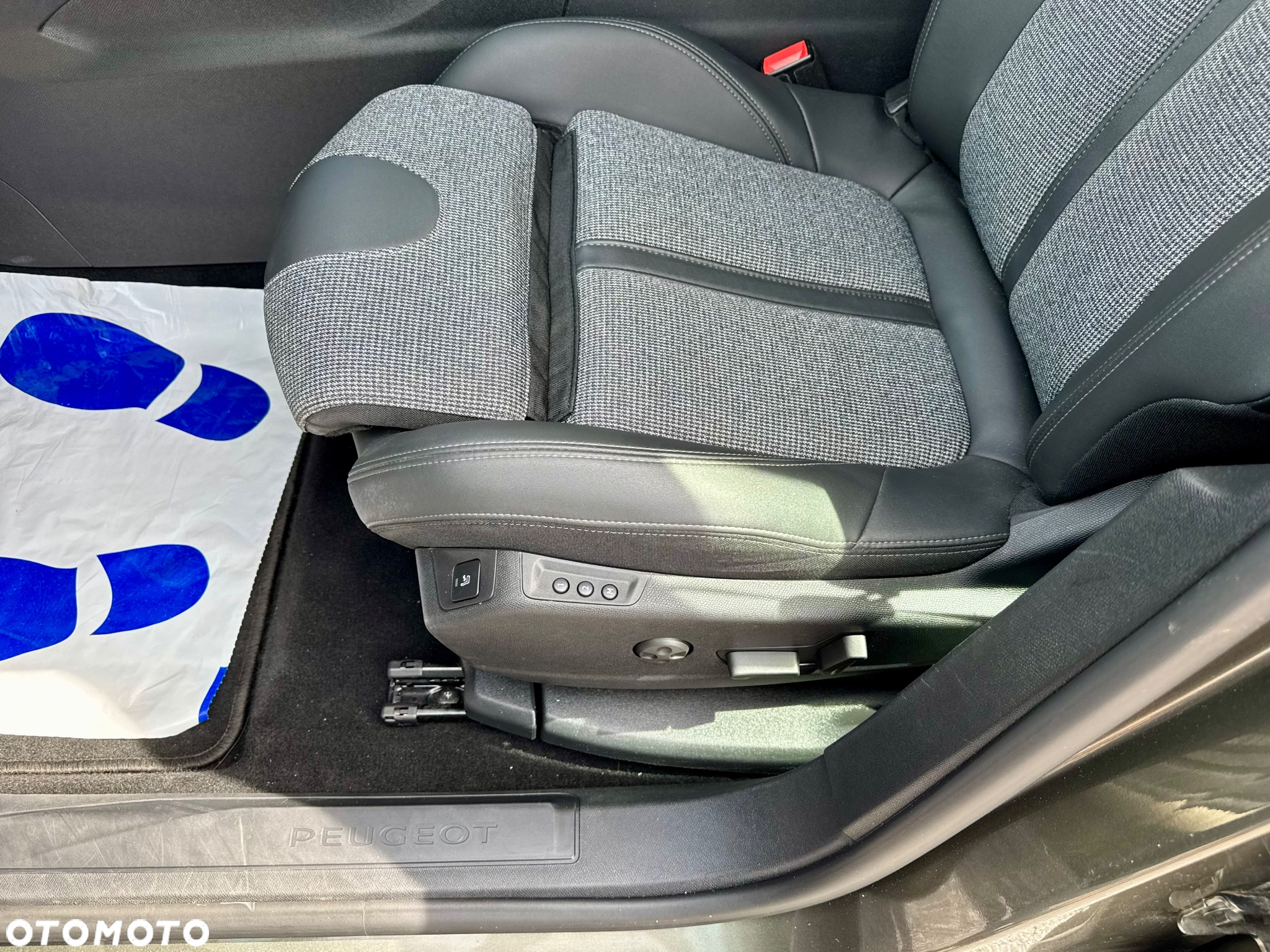 Peugeot 5008 1.5 BlueHDi Allure S&S EAT8 - 24