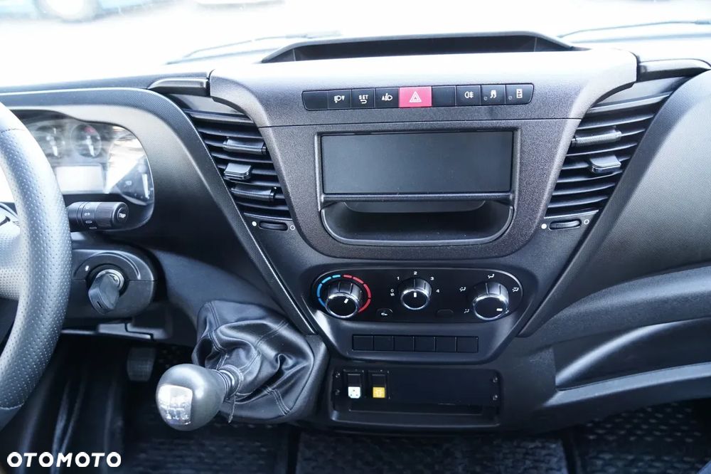 Iveco DAILY 35-120 / ZWYŻKA / PODNOŚNIK KOSZOWY  20 METRÓW / 4 PODPORY / MANUAL / 2017 - 31