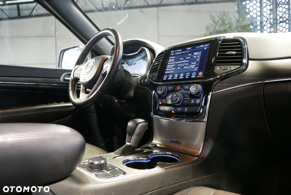 Jeep Grand Cherokee - 32