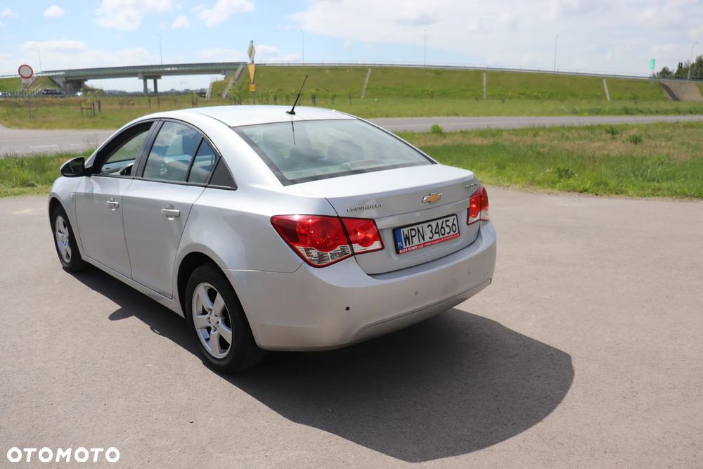 Chevrolet Cruze 1.6 Base - 11