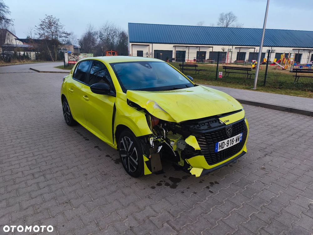Peugeot 208 - 8