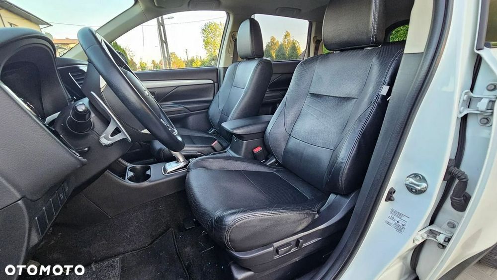 Mitsubishi Outlander Instyle NAVI + - 12