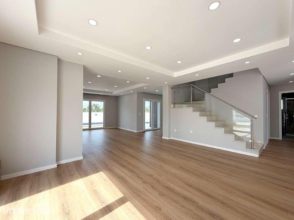 Moradia Isolada T4 com Piscina, Garagem e acabamentos de luxo na Br... - Grande imagem: 5/32