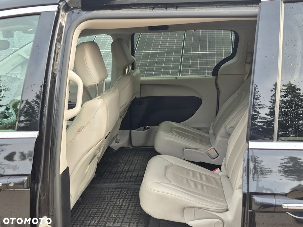 Chrysler Pacifica - 12