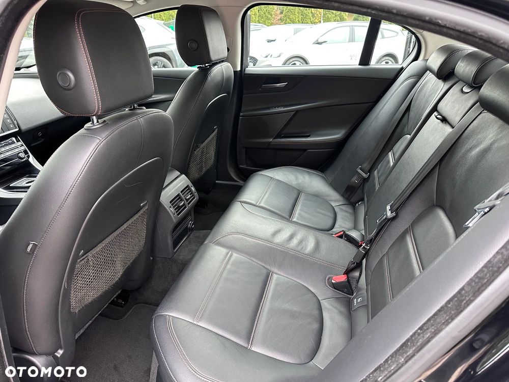 Jaguar XE 20d Prestige - 28