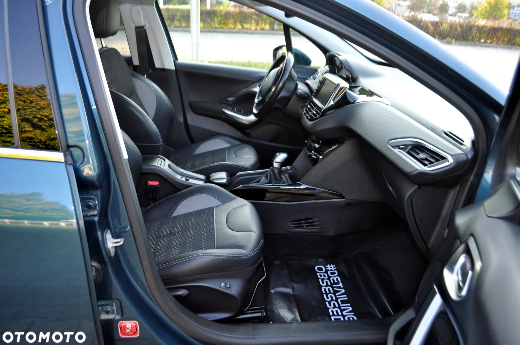 Peugeot 2008 1.6 BlueHDi Allure S&S - 17