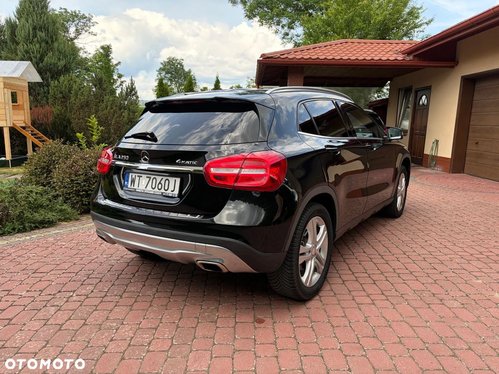 Mercedes-Benz GLA 250 4Matic 7G-DCT Urban - 11