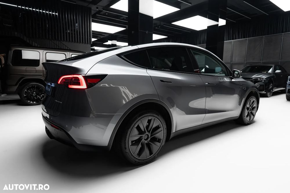 Tesla Model Y Long Range AWD - 8