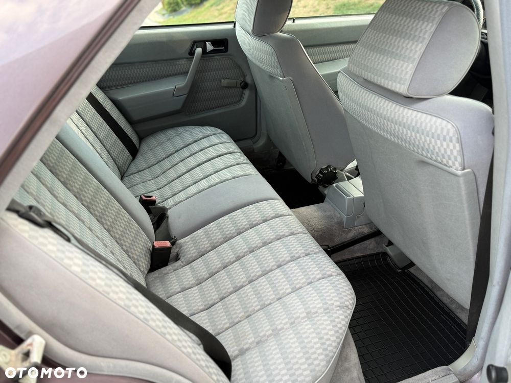 Mercedes-Benz W201 (190) - 24