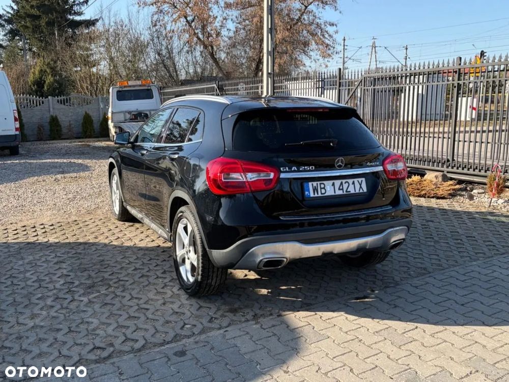 Mercedes-Benz GLA 250 4Matic 7G-DCT UrbanStyle Edition - 10