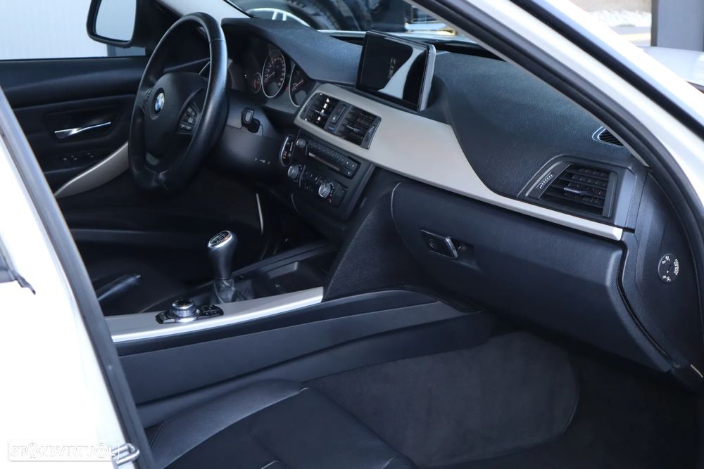 BMW 318 d Sport - 11