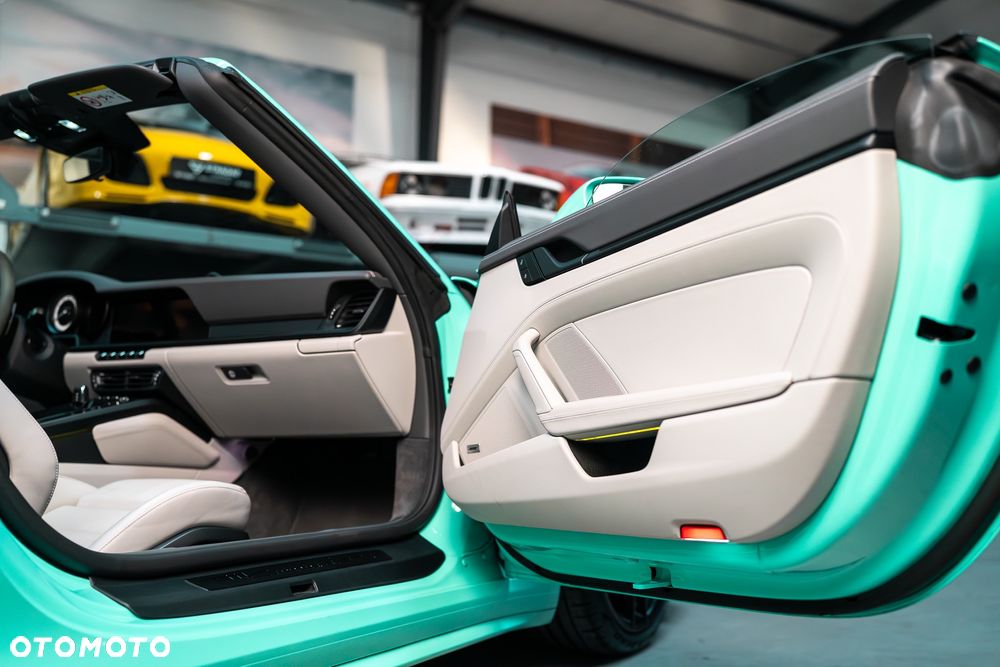 Porsche 911 Carrera 4 GTS - 13