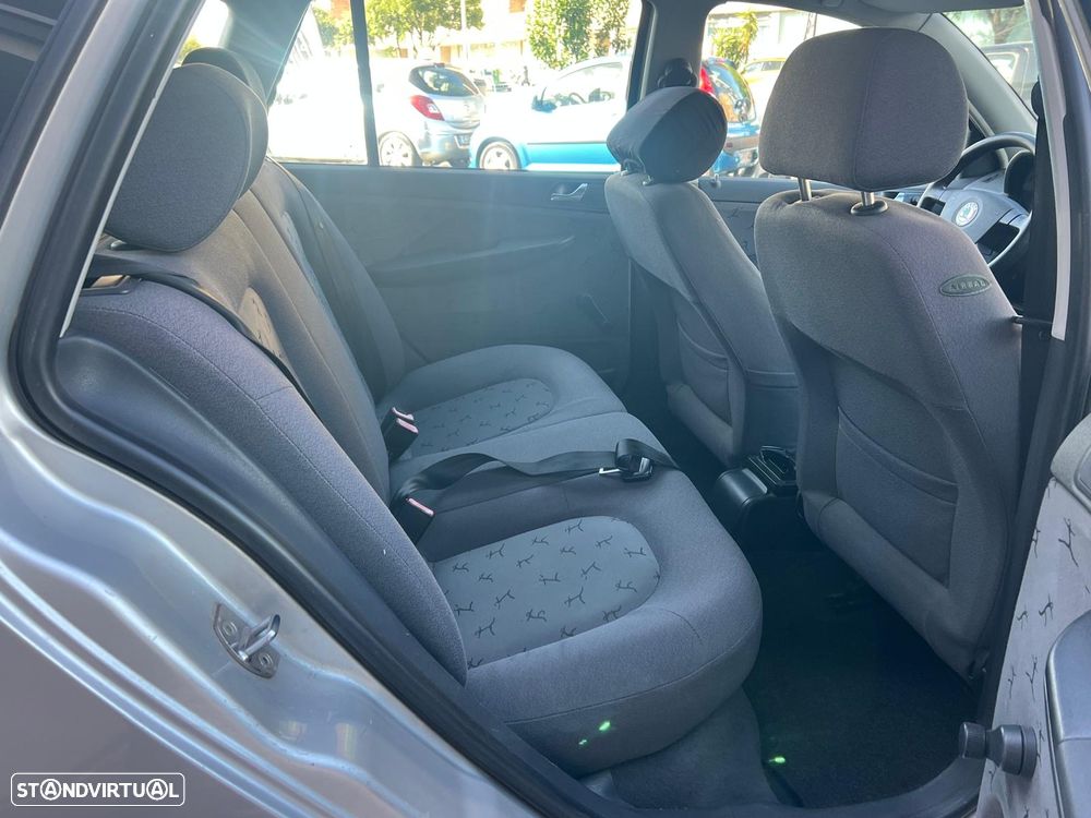 Skoda Fabia Break 1.4 Attractive AC - 11