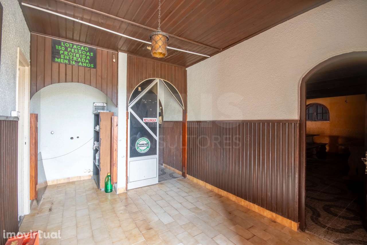 Edíficio Térreo com uma área de construção de 524m2 inserido num te... - Grande imagem: 2/10