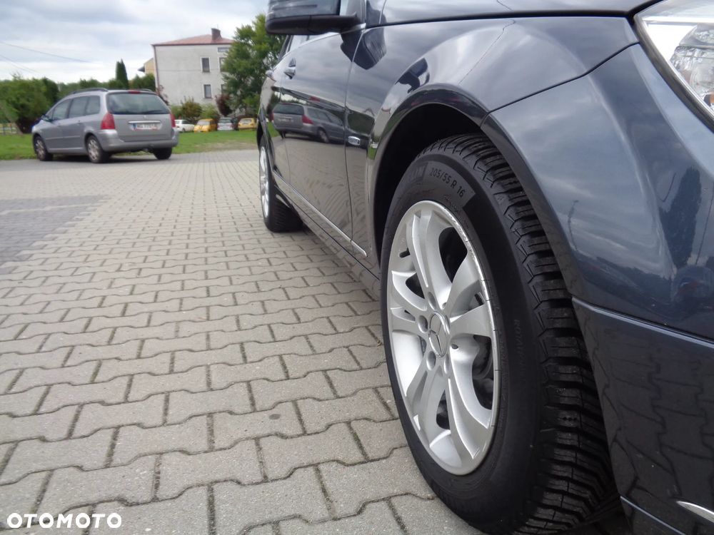 Mercedes-Benz Klasa C 180 CGI BlueEff Avantgarde - 34