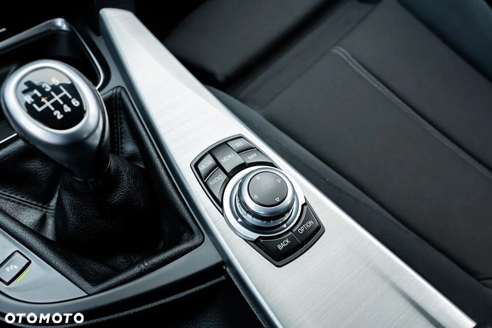 BMW Seria 3 320d DPF Edition Sport - 35