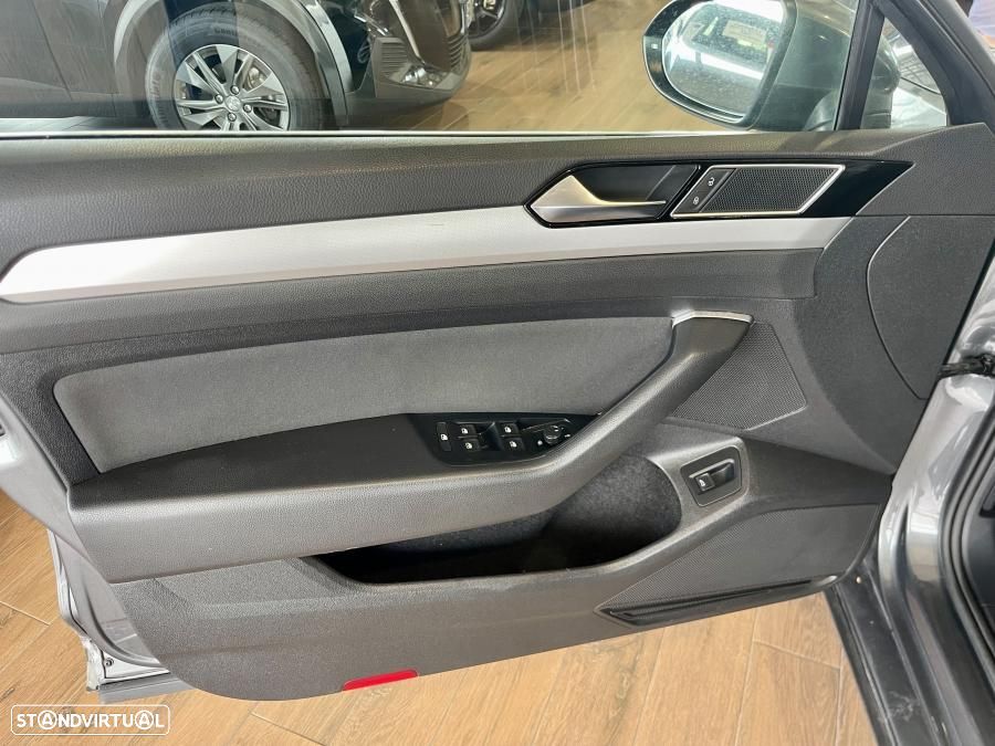 VW Passat Variant 1.6 TDI BlueMotion - 21